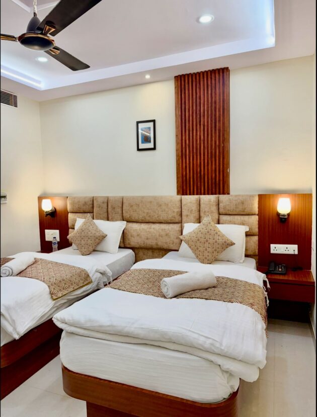 Twin Bed Room With City View - Image 5