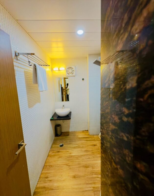 Deluxe King Room with City View - Image 3