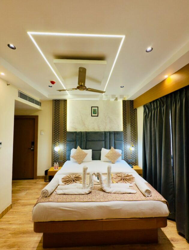 Deluxe King Room with City View - Image 5