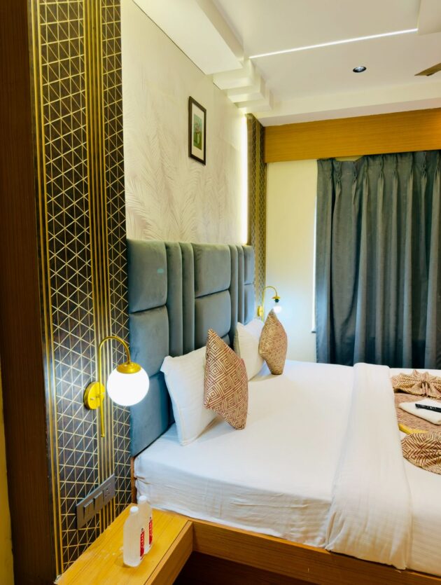 Deluxe King Room with City View - Image 7