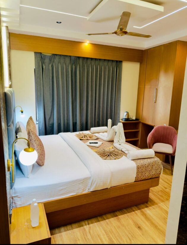 Deluxe King Room with City View - Image 4