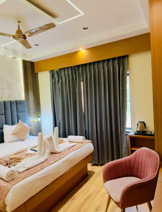 Deluxe King Room with City View - Image 9
