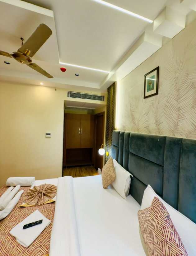 Deluxe King Room with City View - Image 12