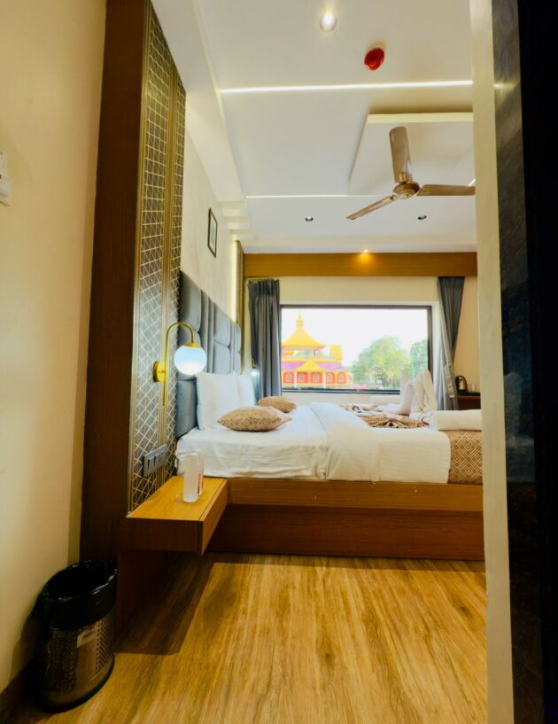Deluxe King Room with City View - Image 14