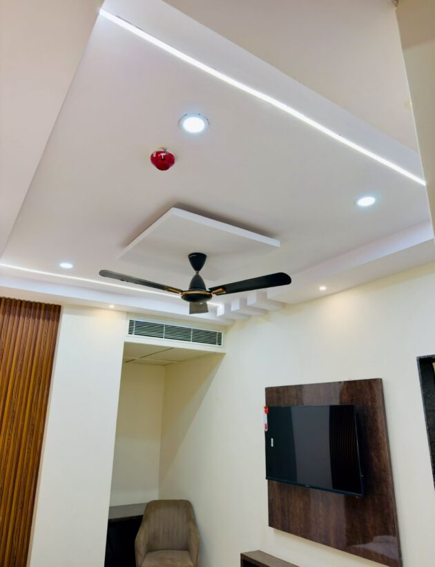 Deluxe King Room - Image 7