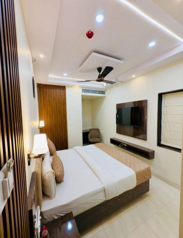Deluxe King Room - Image 6