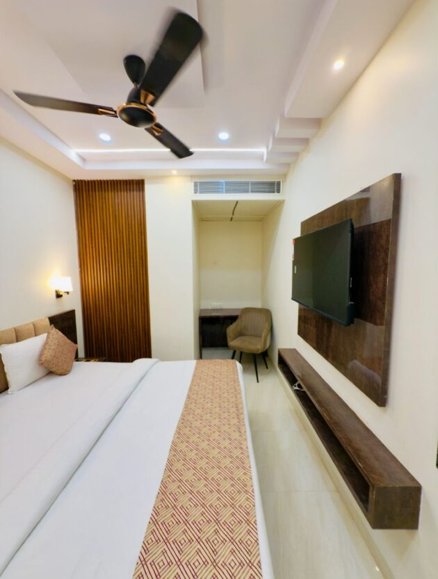 Deluxe King Room - Image 2