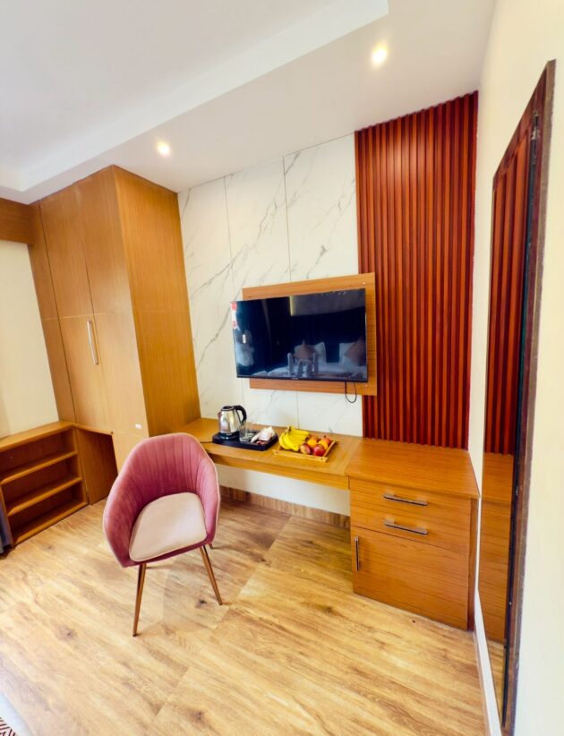 Deluxe King Room - Image 5